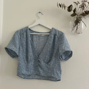 Blå topp - Blå topp från nakd i storlek 40, oanvänd!