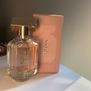 Hugo boss parfym - Hugo boss parfym, the scent for her. Lite använd men finns mycket kvar. 50ml