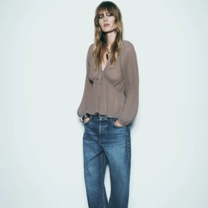 Blus - Fin blus från zara, aldrig använt med prislapp kvar. Mycket fint skick. Storlek M men från zara så passar S också. Nypris: 259 säljer för: 150. Så fin blus nu inför sommaren❤️‍🔥