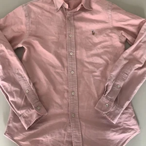 Ralph lauren skjorta  - Rikdigt stilren Ralph lauren skjorta i råsa 🍾 funkar perfekt till sommarn/våren när det blir lite gladare färger och varmare🔥💲