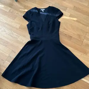 Så snygg svart klassisk klänning från HM, använd ett fåtal gånger pga för liten 