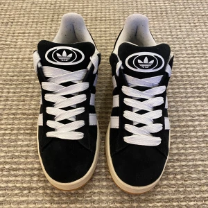 Adidas campus 00s svara  - Adidas campus 00s svara  Använda 2 gånger  Skriv för mer information  Skick 10/10 