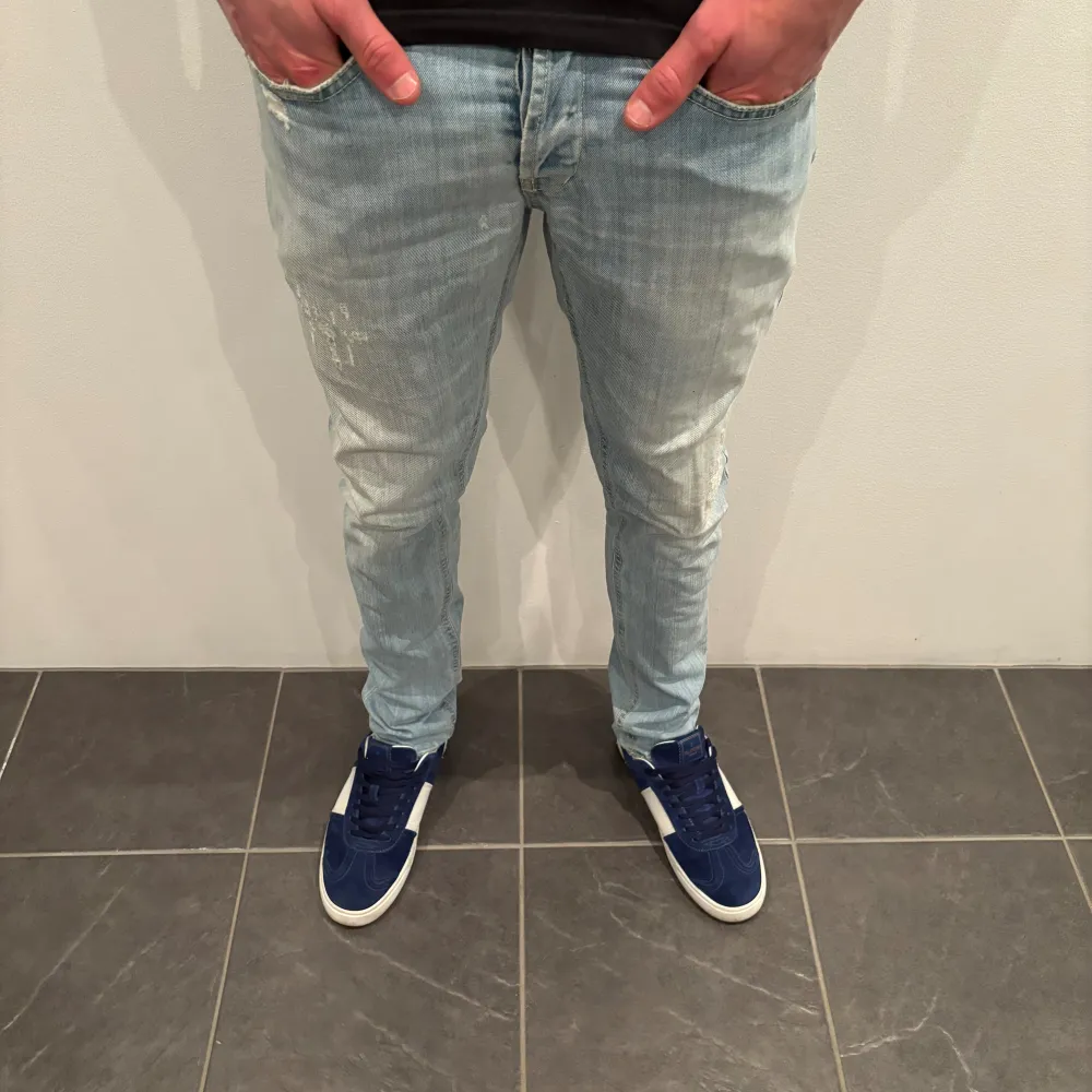Trendigaste jeansen på marknaden! Hej! Säljer nu dessa sjukt snygga dondup jeans som är perfekt till våren och sommaren  Storlek= 32 Skick= 9/10 Ny pris= 3500 kr Säljs för= 799 kr  Modellen är destroyed från fabrik vilket är sjukt populärt . Jeans & Byxor.