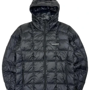 Montbell superior down puffer - En lättare jacka från det japanska märket Montbell, rakt från deras webbsida innan säsongslut. Helt oanvänd med lappar kvar. Japanska storlekar så mindre i passformen än europeiska. Perfekt för våren