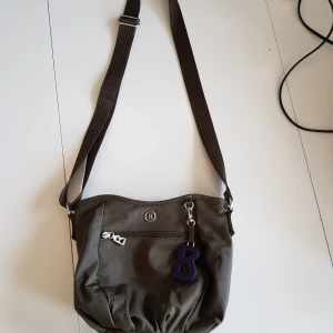 Bogner Aria, axelremsväska, grön - Som ny, använd ett par ggr.
