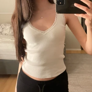 Spets linne - Säljer mitt nästan oanvända spets linne från brandy Melville då de inte kommer till användning<3 orginal priset är ca 170kr