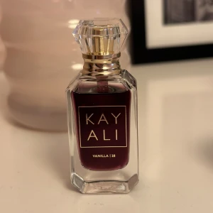Kayali vanillia 28 - Säljer den här goda parfymen, mycket kvar av den som ni kan se 😊🌸