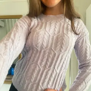 En jätte söt lila stickad tröja som funkar till många tillfällen. Passar mig bra som bär storlek s och den är i bra skick. 