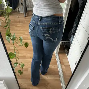 Lågmidjade jeans med tryck på fickorna. Skulle säga att de är i storlek S och långa i benen. Köpta på en vintage butik i Amsterdam för ca 800kr. Jag är 170cm. Jeansen är i fint skick!🩷