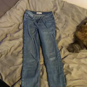Fina jeans, dom har tecken på att dom har används. Ända problemet är att dom är för stora💕