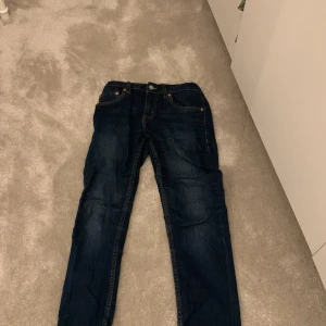 Marin blå livi’s jeans  - Det är Size 12A . Det är bra skick. Jeansen är slim  fit.Om ni är intresserade eller har några funderingar kontakta mig gärna då. 