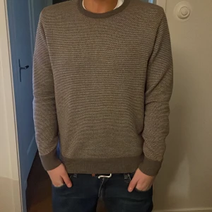Säljer en fin stenström sweatshirt köpt för cirka 1600kr haft den i cirka 5 veckor storleken är L men sitter å folk med S och M för dom är små i storleken👍 - Skick är 10/10 