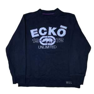 Ecko Unltd Sweatshirt i storlek L. Har ett hål i ena armhålan. Jag på bilden är 180 cm. Mått: axelbredd - 46 cm, längd - 63 cm. Skriv för fler bilder och frågor!