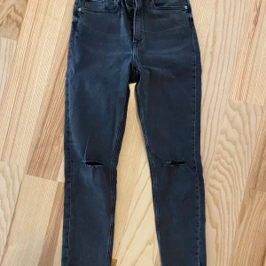 Jeans strl 140 - Jeans med råa kanter. Säljes i fint skick. Kolla gärna in mina andra annonser för samfrakt. Jag är väldigt mån om mina köpare. Skulle du vara missnöjd med ditt köp, ta gärna kontakt med mig innan dåligt omdöme, så har jag en chans att rätta till det.