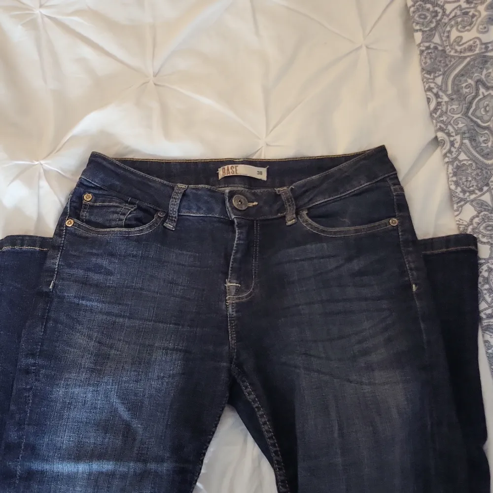 Superfina mörkblåa lågmidjade jeans som är köpa secondhand men jag har aldrig använt dom och dom har inga tecken på användning. Priset kan diskuteras vid snabb affär!🤍🤍. Jeans & Byxor.