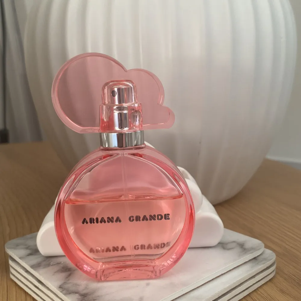 Säljer min pink cloud parfym från ariana grande då jag har andra jag gillar mer köpt på Lyko för ungefär 550 kr. 30 ml. Övrigt.