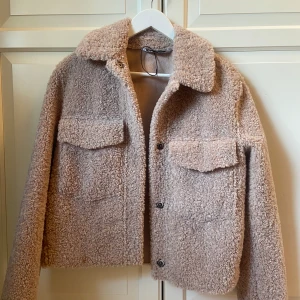 Fluffig jacka från zara till våren - En jacka från zara  som är som ny då jag aldrig riktigt använt den. I storlek xs men är lite stor i storleken. 