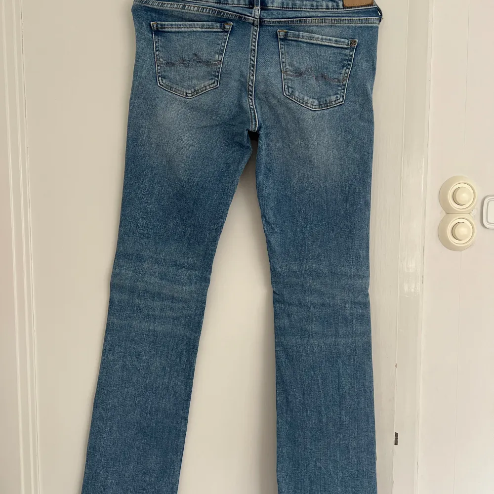 Ett par ljusblåa bootcut jeans från pepe jeans. Använda max två gånger, säljer då jag ek tycker att dom passar mig bra.. Jeans & Byxor.