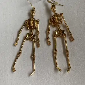 Guld örhängen med skelett som man kan ha på halloween 💞💫💛