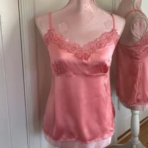 Topp - Topp i satin med spets💖