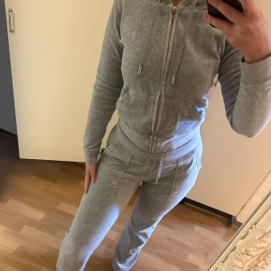 Juicy couture - Juicy sett i färgen grå stolen S. I super fint skick