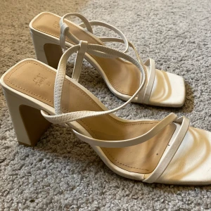 Vita klackskor  - Säljer dessa då jag inte använder dem så bättre de kommer till användning☺️