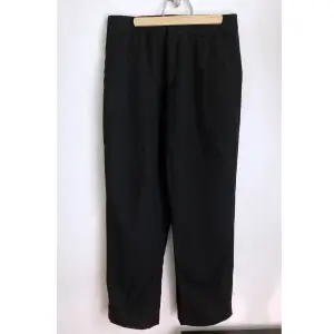 Svarta wide/straight slacks i ull från InWear. Två sidfickor samt två bakfickor med knapp, fodrade med acetat (konstfiber av cellulosa). Finns två lagningar och byxorna är uppsydda. Mått får ej plats i annonsen - fråga gärna!