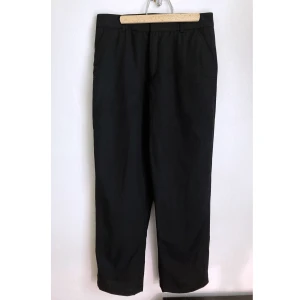 Svarta slacks i ull, 32 XS, kostymbyxor, straight, wide, loose, regular waist, tygbyxor - Svarta wide/straight slacks i ull från InWear. Två sidfickor samt två bakfickor med knapp, fodrade med acetat (konstfiber av cellulosa). Finns två lagningar och byxorna är uppsydda. Mått får ej plats i annonsen - fråga gärna!