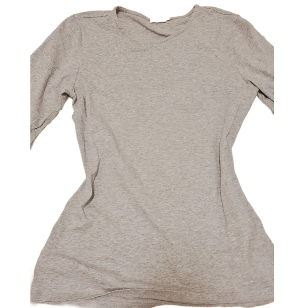 En grå topp/tröja ifrån Filippa K! Den är ganska tunn & tight. Använd 1 gång, i storlek xs! 🫶🏼 Nypris är runt 250-300 kr. Toppar.