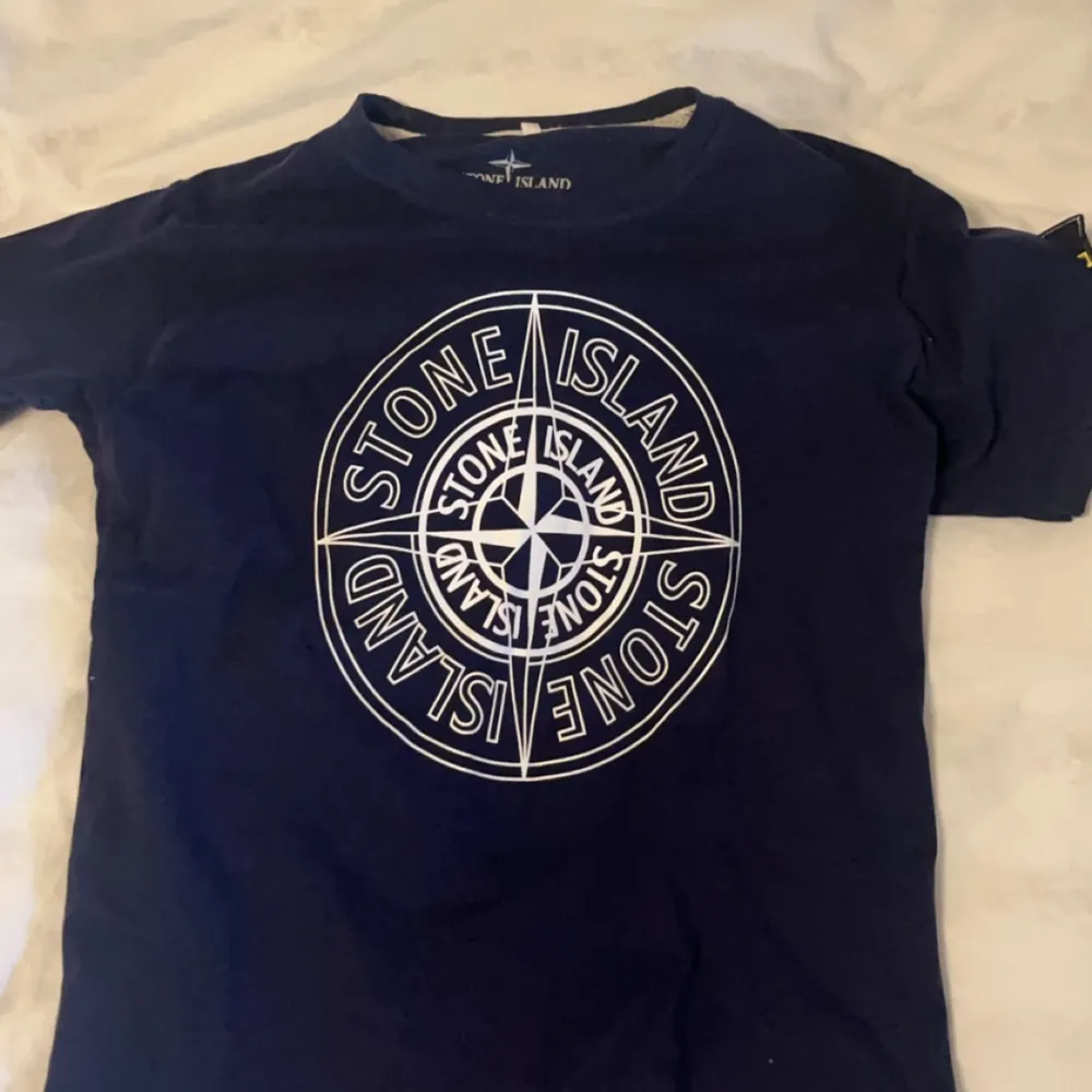 Nästan helt ny mörk blå/marin blå stoneisland t-shirt. Den är i bra skick och har Ingen defekt.. T-shirts.