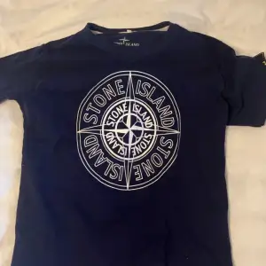 Nästan helt ny mörk blå/marin blå stoneisland t-shirt. Den är i bra skick och har Ingen defekt.