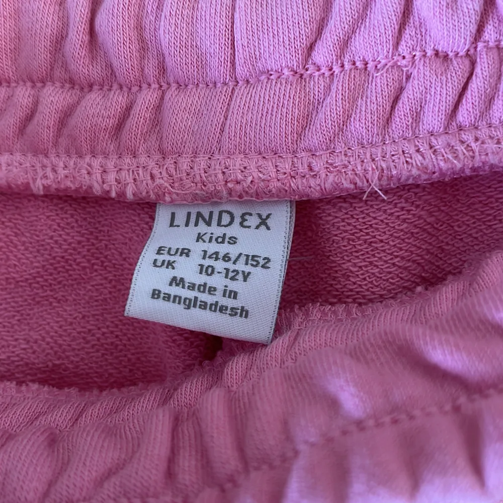 Ett par mjukis shorts i rosa i stolek 146/152. De är använda 1 gång så i nyskick! Nypris: ca 150kr. Kontakta mig för fler bilder!👍🏻. Shorts.