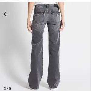 Säljer dessa jeans med fickor på rumpan då jag har för många i liknade färg. Storlek s Full length som passar bra på mig som äf 167 