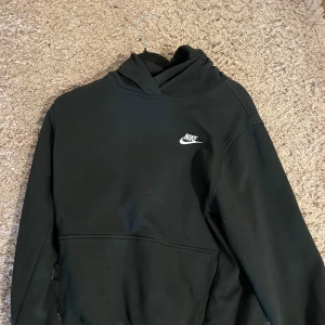 Nike hoddie - En Nike Hoddie i storlek 158-170. Använt Max 3 gånger och köpt för ett halv år sen 