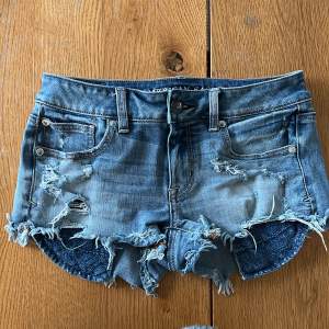 Säljer dessa super coola jeans shorts från American Eagle då dem halft passar super fina till sommaren💗kontakta vid frågor