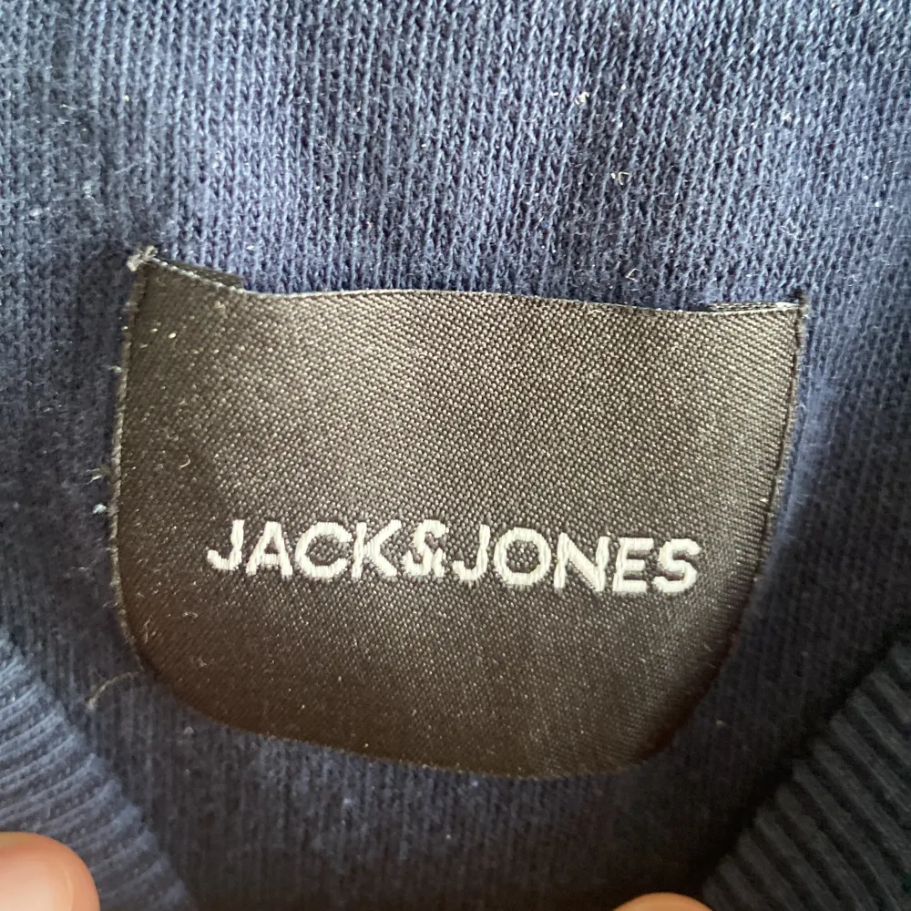 Säljer nu denna cleana mörk blåa Jack and Jones sweatshirten. Den är i bra skick och passar perfekt som dra på plagg nu till sommarn. Hoodies.