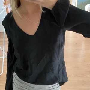 Siden blus - Skit snygg blusaktig tröja i ett jätteskönt sidenmaterial. Så fina ärmar och andra detaljer😍passar super bra till festligare tillfällen eller middag! Storlek M men sitter också bra på mig som har XS/S