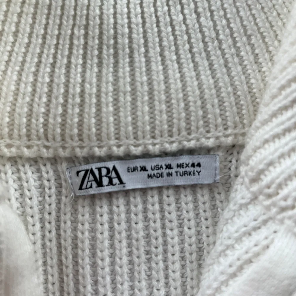 Quarter zip från Zara i storlek XL. Stickat.