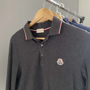 MONCLER  - MONCLER pike tröja i färgen mörkgrå, använt 2 gånger. Den passar även bra med storlek S. PRIS GÅR ATT DISKUTERA VID SNABB AFFÄR!