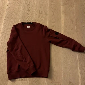 Cp company tröja - Hej säljer nu min cp company tröja då den inte kommer till användning längre. Tröjan är i fint skick.Om du har frågor så hör av dig!
