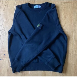 Stone Island sweatshirt  - Stone Island sweatshirt I färgen svart, den är i utmärkt skick och endast använd ett fåtal gånger. Är i storlek M men passar S också. Mvh