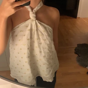 Zara topp - Skit söt zara topp i bra skick, köpt här på plick💕perfekt till sommaren