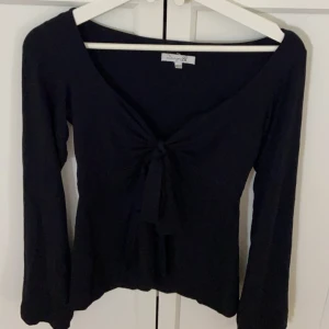 Design by si topp  - Säljer denna toppen från design by si då den inte kommer till användning längre💕 man kan knyta den på flera olika sätt och den är i storlek XS/S 💕 hör av dig vid frågor💕nypris 393 kr 💕sista bilden är lånad!’