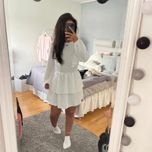 Klännning  - Säljer denna superfina klänning, jag hade den på skolavslutningen, jag köpte denhär på plick och första bilden är från hon jag köpte den av💓💓