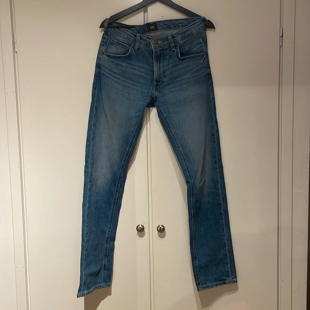 Säljer mina lee jeans då dom är för korta. Storlek 29/32. Jeans & Byxor.