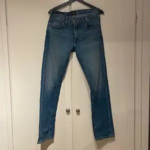 Säljer mina lee jeans då dom är för korta. Storlek 29/32
