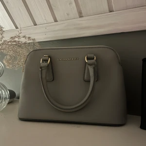 Laura Ashley väska - Jag säljer min Laura Ashley väska som knappt är använd och den är i ett väldigt fint skick. Hör av er vid intresse eller funderingar💗