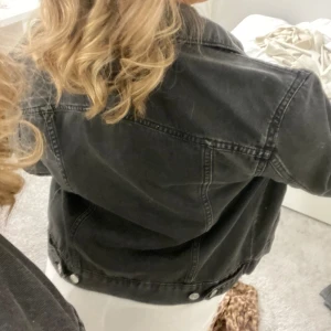 Mörkgrå/svart jeansjacka  - Så så fin till våren! Jättefint skick😊😊 Säg till ifall du ska köpa så aktiverar jag ”köp nu”💗