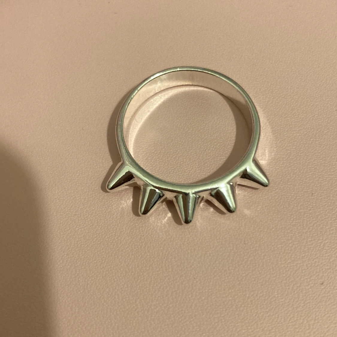 Säljer en grå taggring