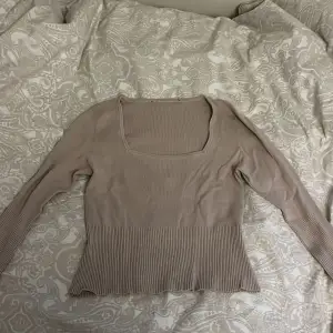 Beige tröja från Bikbok i stl M